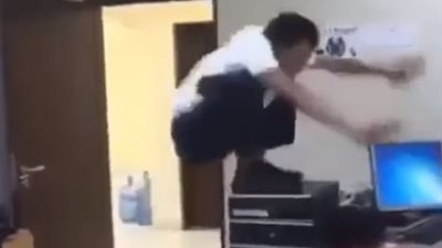 فيديو.. موظف يتعرض لموقف محرج أمام زملائه 
