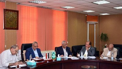 محافظ الشرقية يتابع أعمال إنشاء الشبكات والمحطات رفع الصرف الصحي