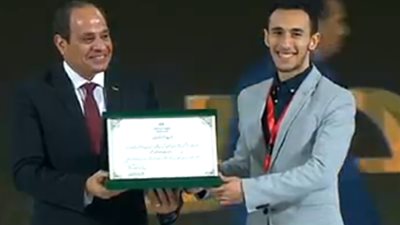الرئيس السيسي يكرم الطالب إيهاب عبد العزيز الفائز في مسابقة هاج بودجابيست