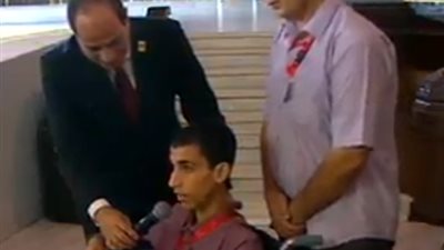 الرئيس السيسي يكرم الطالب محمد عمر خيري خلال الجلسة الختامية لمؤتمر الشباب