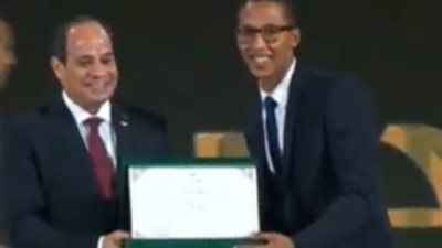 الرئيس السيسي يكرم الطالب صاحب اختراع الطائرة بدون طيار