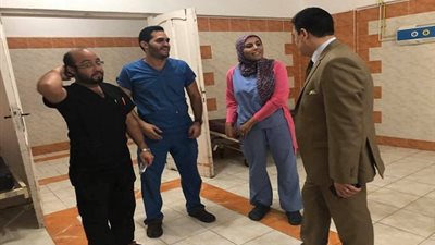 صور.. وكيل صحة السويس في جولة مفاجئة على المستشفى العام