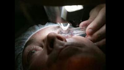 أهالي متوفى يتهمون أطباء قصر العيني بقتله وسرقة قرنيتيه 