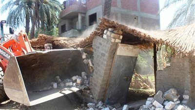 صور.. إزالة 18 حالة تعدي على أملاك الدولة في حملات مكبرة بـ مركز سوهاج