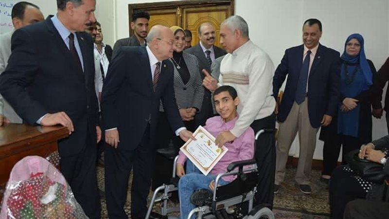 الطالب المكرم 