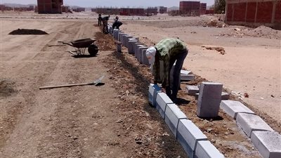 صور.. رئيس مركز القصير يتابع أعمال تمهيد الشوارع الرئيسية بشمال المدينة