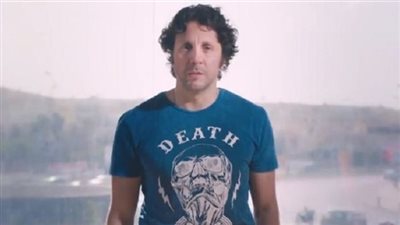 هشام ماجد يداعب جمهوره بخصلة شعر عمرو دياب 