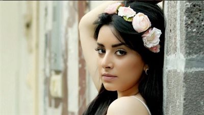 سارة فرح في إطلالة صباحية تُظهر جمالها 