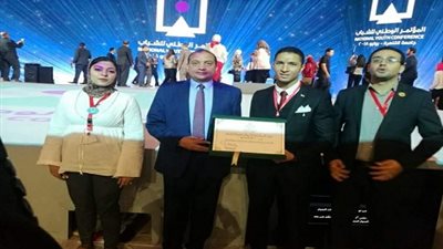 السيسي يكرم طالب التربية الرياضية ببني سويف لـ ابتكاره السباح الخفاش