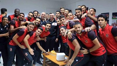 لاعبو الأهلي يحتفلون بعيد ميلاد كارتيرون