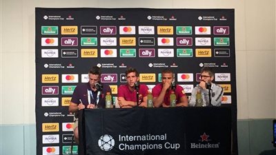 رافينيا وسيرجي روبرتو في مؤتمر صحفي 