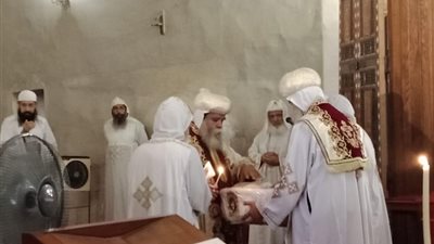 بدء القداس الإلهي على جثمان الأنبا إبيفانيوس بـ كنيسة أبو مقار 