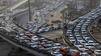 كثافات مرورية وتباطؤ بحركة السيارات في عين شمس