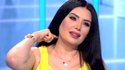 عبير صبري تعود من دبي إلى القاهرة بـ رفقة زوجها
