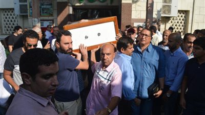 صور.. نجوم الفن في جنازة الإعلامي سمير التوني 