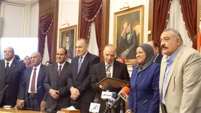 محافظ القاهرة يكرم أوائل الثانوية العامة 