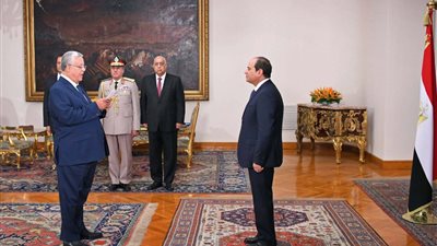 انفوجراف| رئيس المحكمة الدستورية الجديد.. الآمر الناهي في قضية 