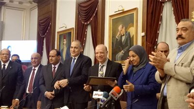 صور.. محافظ القاهرة يُكرم أوائل دبلوم الثانوية الصناعية