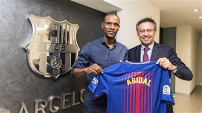 أبيدال يبلغ لاعب برشلونة بالبقاء الموسم القادم