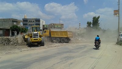 صور..  رفع التراكمات خلف ميدان الساعة بـ البحيرة