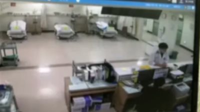 فيديو.. لحظة اعتداء شاب على طبيب داخل مستشفى بطريقة مروعة