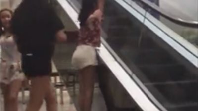 فيديو.. سقوط مفزع لفتاة من فوق سلم كهربائي