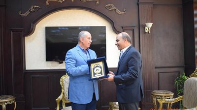 محافظ البحر الأحمر يقدم درع المحافظة للواء محمود السيد تقديرا لـ مجهوداته في حفظ الأمن 