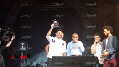 صور.. تكريم تامر حسني خلال حفله بـ جامعة هليوبوليس 