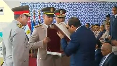  الدفعة 156 ضباط صف ..مدير المعهد يهدي الرئيس السيسي كتاب الله 