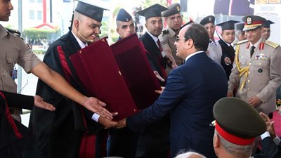 حفل تخريج الدفعة 156.. الرئيس السيسي يمنح الرقيب محمود أحمد صالح نوط الواجب العسكري 