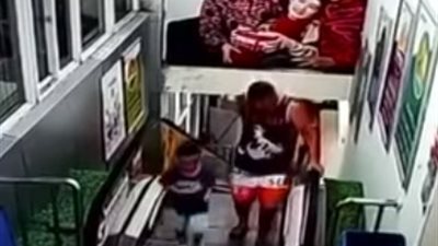 فيديو.. أب وابنه يفلتان من حادث مفزع على سلم كهرباء