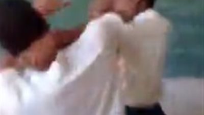 فيديو.. طالبة تفقد وعيها في مشاجرة عنيفة تحت شعار 