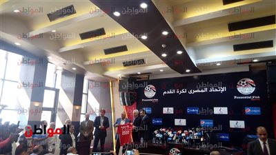 صور وفيديو.. هاني أبوريدة يهدي 