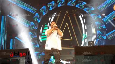 صور.. تامر حسني يشعل حفل هليوبوليس بأغنية 100 وش