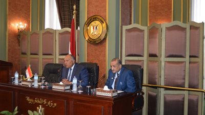 وزير الخارجية يلتقي عددا من الكوادر الدبلوماسية الشابة