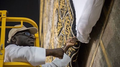 فيديو .. رفع أستار الكعبة استعداداً لـ موسم الحج