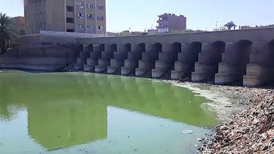 صور.. إزالة كافة التعديات والمخالفات حول قناطر الطليحات فى مركز جهينة