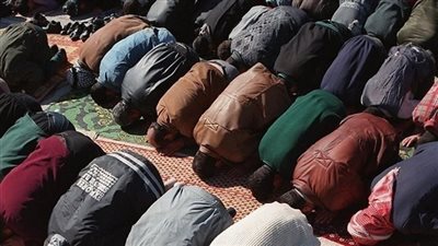 بدء توافد المواطنين على المساجد لأداء صلاة الجمعة