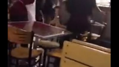 فيديو.. مشاجرة عنيفة بالأيدي بين عامل وزبائن داخل مطعم