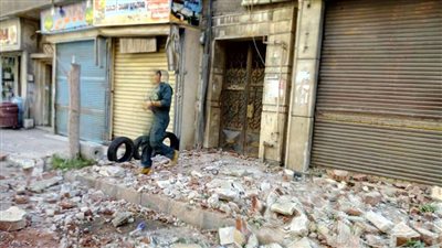 رئيس حي المنتزه بالإسكندرية يتفقد العقار المنهار خلف مسجد المندرة البحري