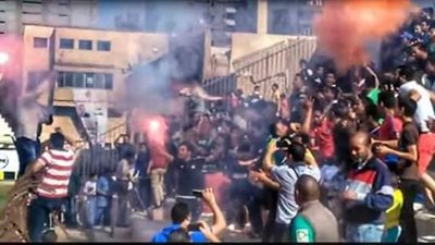 صور.. جماهير البلدية تشجع فريقها قبل بداية الدوري