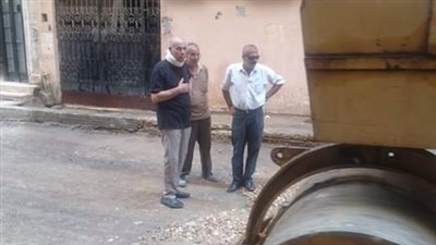 رئيس مدينة المحلة الكبرى يتابع أعمال رصف الشوارع