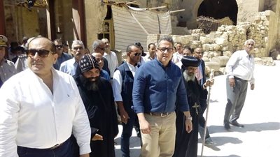 فيديو.. وزير الآثار يصل محافظة سوهاج ويتفقد الدير الأبيض