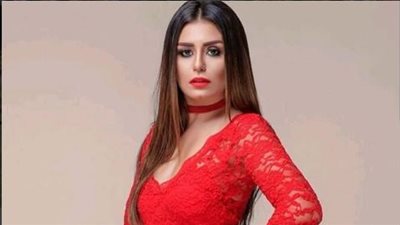 ماذا ارتدت منة فضالي في أحدث صورها من باريس ؟ 