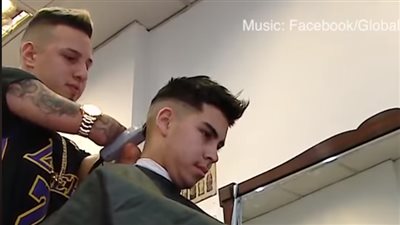 شاهد لأول مرة.. حلاق بلا يدين  