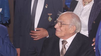 صور.. الفنان رشوان توفيق يصل إلى حفل تنصيب سفراء السلام عن الثقافة والفنون