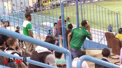 صور.. اعتراض من اعضاء مجلس الاتحاد والجهاز الفني والجماهير تسب الحكم