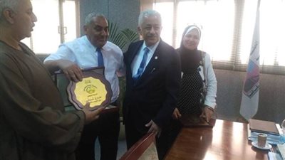 صور.. نقيب الفلاحين يكرم وزير التربية والتعليم ويهديه درع النقابة