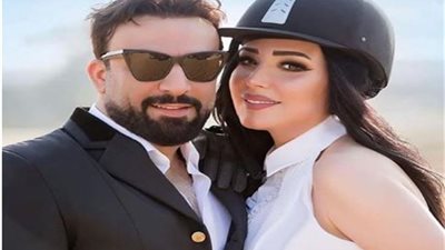 صور.. جلسة تصوير لـ عبير صبرى وزوجها فى الأهرامات