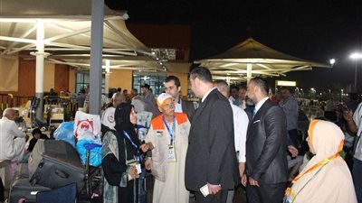صور.. مطار القاهرة يستقبل أول فوج من حجاج غزة